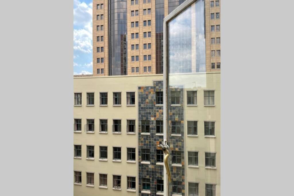 Cool & Easy Flat In The Heart Of Marshalltown Johannesburg Bagian luar foto