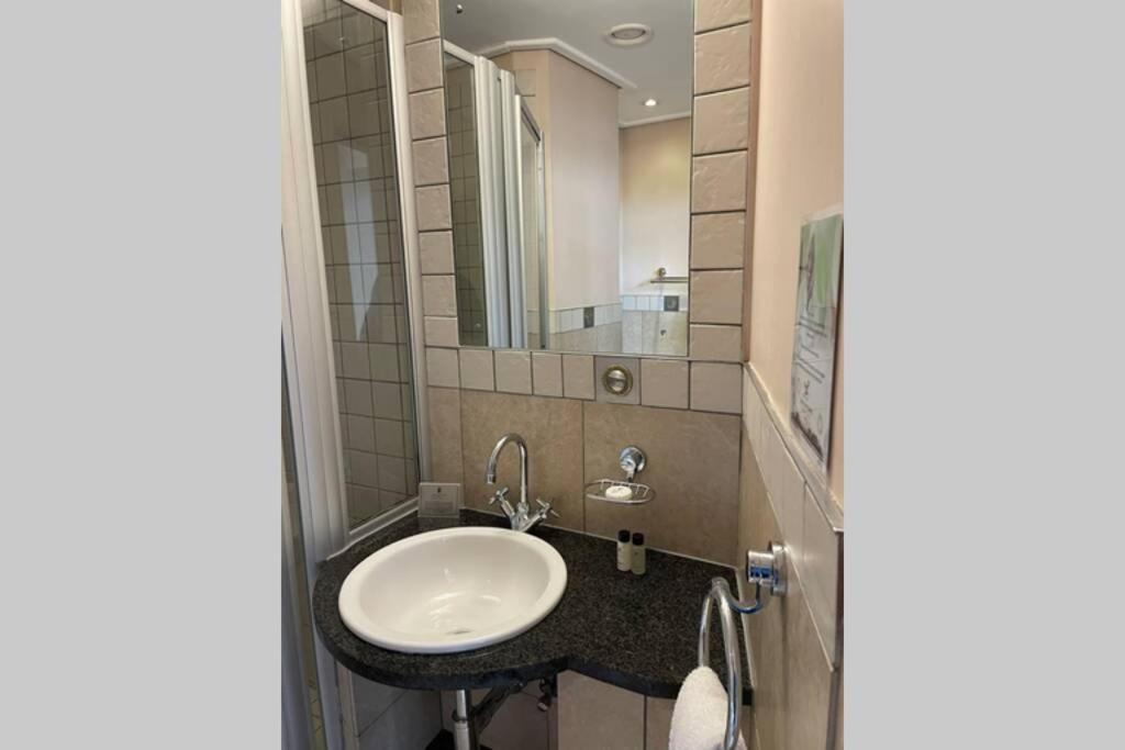 Cool & Easy Flat In The Heart Of Marshalltown Johannesburg Bagian luar foto