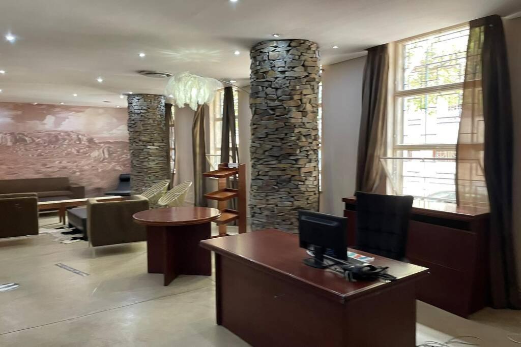 Cool & Easy Flat In The Heart Of Marshalltown Johannesburg Bagian luar foto